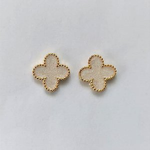 BRINCO FOLHEADO A OURO - BANHADO COM 5 MILÉSIMOS + VERNIZ DIAMOND - (CRIS) BRINCO DE PINO TREVO TIPO VAN CLEEF ROSA 10MM - OURO490