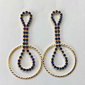 BRINCO FOLHEADO A OURO - BANHADO COM 5 MILÉSIMOS + VERNIZ DIAMOND - BRINCO DE PINO CRAVEJADO EM MICROS ZIRCÔNIAS AZUIS 54MM - OURO493