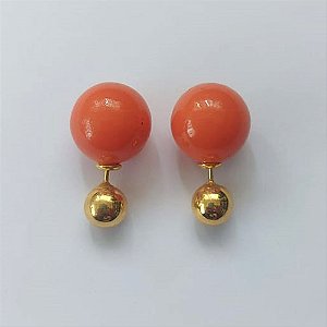 BRINCO FOLHEADO A OURO - BANHADO COM 5 MILÉSIMOS + VERNIZ DIAMOND - BRINCO DE PINO COM PÉROLAS COLORIDAS - OURO496