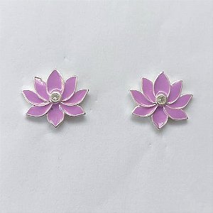 BRINCO FOLHEADO A PRATA COM 50 MILÉSIMOS + VERNIZ DIAMOND - (CRIS) BRINCO DE PINO FLOR ESMALTADA LILÁS COM ZIRCÔNIA 15MM - PRA604