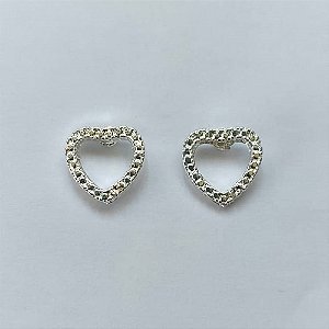 BRINCO FOLHEADO A PRATA COM 50 MILÉSIMOS + VERNIZ DIAMOND - (CRIS) BRINCO DE PINO CORAÇÃO VAZADO 10MM - PRA606