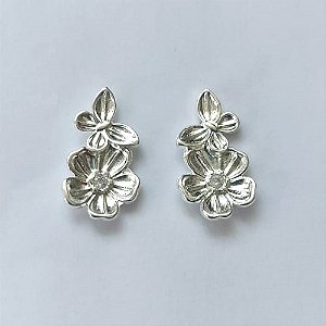 BRINCO FOLHEADO A PRATA COM 50 MILÉSIMOS + VERNIZ DIAMOND - (CRIS) BRINCO DE PINO FLOR E BORBOLETA 10X18MM - PRA608