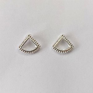 BRINCO FOLHEADO A PRATA COM 50 MILÉSIMOS + VERNIZ DIAMOND - (CRIS) BRINCO DE PINO TRIÂNGULO VAZADO 10MM - PRA610