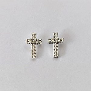 BRINCO FOLHEADO A PRATA COM 50 MILÉSIMOS + VERNIZ DIAMOND - (CRIS) BRINCO DE PINO CRUCIFIXO COM INFINITO 12MM - PRA611