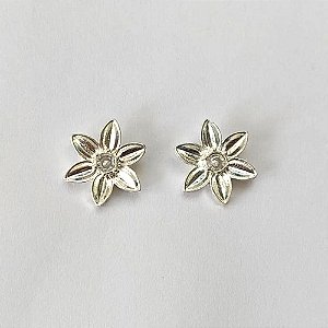 BRINCO FOLHEADO A PRATA COM 50 MILÉSIMOS + VERNIZ DIAMOND - (CRIS) BRINCO DE PINO FLOR COM ZIRCÔNIA 14MM - PRA613