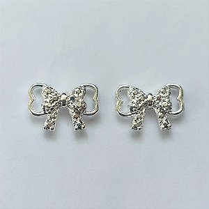 BRINCO FOLHEADO A PRATA COM 50 MILÉSIMOS + VERNIZ DIAMOND - (CRIS) BRINCO DE PINO LACINHO COM ZIRCÔNIAS 13MM - PRA615