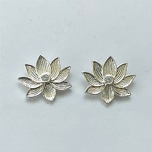 BRINCO FOLHEADO A PRATA COM 50 MILÉSIMOS + VERNIZ DIAMOND - (CRIS) BRINCO DE PINO FLOR COM ZIRCÔNIAS 15MM - PRA616