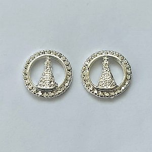 BRINCO FOLHEADO A PRATA COM 50 MILÉSIMOS + VERNIZ DIAMOND - (CRIS) BRINCO DE PINO REDONDO VAZADO COM NOSSA SRA APARECIDA 14MM - PRA618