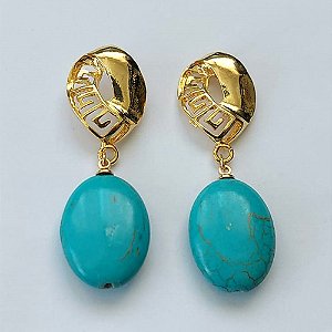 BRINCO FOLHEADO A OURO - BANHADO COM 5 MILÉSIMOS + VERNIZ DIAMOND - BRINCO DE PINO COM BASE TRABALHADA E PINGENTE PEDRA HOWLITA TURQUESA 18X24MM - OURO499