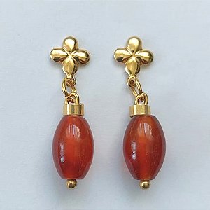 BRINCO FOLHEADO A OURO - BANHADO COM 5 MILÉSIMOS + VERNIZ DIAMOND - BRINCO DE PINO COM BASE FLOR E PINGENTE PEDRA NATURAL ÁGATA CARAMELO 7X13MM - OURO500