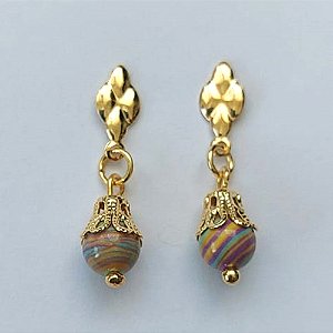 BRINCO FOLHEADO A OURO - BANHADO COM 5 MILÉSIMOS + VERNIZ DIAMOND - BRINCO DE PINO COM BASE FLOR E PINGENTE PEDRA HOWLITA COLORIDA 6X10MM - OURO501