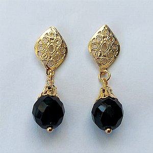 BRINCO FOLHEADO A OURO - BANHADO COM 5 MILÉSIMOS + VERNIZ DIAMOND - BRINCO DE PINO COM BASE TRABALHADA E PINGENTE CRISTAL NEGRO 9X12MM - OURO502