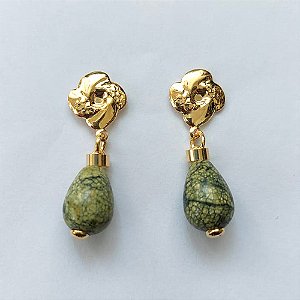 BRINCO FOLHEADO A OURO - BANHADO COM 5 MILÉSIMOS + VERNIZ DIAMOND - BRINCO DE PINO COM BASE FLOR E PINGENTE PEDRA NATURAL SERPENTE 8X14MM - OURO506