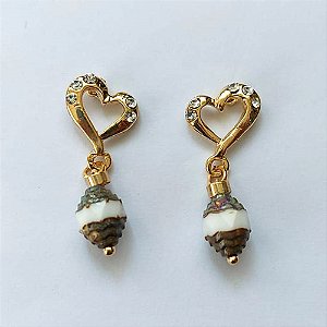 BRINCO FOLHEADO A OURO - BANHADO COM 5 MILÉSIMOS + VERNIZ DIAMOND - BRINCO DE PINO COM BASE CORAÇÃO VAZADO COM ZIRCÔNIAS E PINGENTE PORCELANA - OURO509