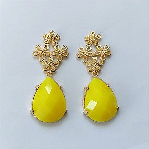 BRINCO FOLHEADO A OURO - BANHADO COM 5 MILÉSIMOS + VERNIZ DIAMOND - BRINCO DE PINO COM BASE FLOR VAZADA E PINGENTE CHATON AMARELO 19X25MM - OURO511