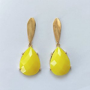 BRINCO FOLHEADO A OURO - BANHADO COM 5 MILÉSIMOS + VERNIZ DIAMOND - BRINCO DE PINO COM BASE GOTA COMPRIDA E PINGENTE CHATON AMARELO 19X25MM - OURO512