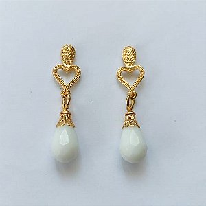 BRINCO FOLHEADO A OURO - BANHADO COM 5 MILÉSIMOS + VERNIZ DIAMOND - BRINCO DE PINO COM BASE CORAÇÃO VAZADO E PINGENTE CRISTAL LEITOSO 19MM - OURO513