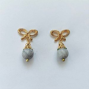 BRINCO FOLHEADO A OURO - BANHADO COM 5 MILÉSIMOS + VERNIZ DIAMOND - BRINCO DE PINO COM BASE LACINHO E PINGENTE PEDRA NATURAL 7MM - OURO515