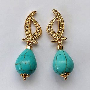 BRINCO FOLHEADO A OURO - BANHADO COM 5 MILÉSIMOS + VERNIZ DIAMOND - BRINCO DE PINO COM BASE VAZADA E PINGENTE TURQUESA 16MM - OURO518