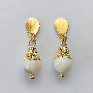 BRINCO FOLHEADO A OURO - BANHADO COM 5 MILÉSIMOS + VERNIZ DIAMOND - BRINCO DE PINO GOTA E PINGENTE EM MADRE PÉROLA 7MM - OURO519