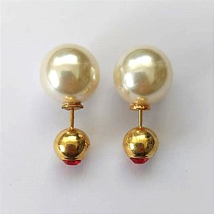 BRINCO FOLHEADO A OURO - BANHADO COM 5 MILÉSIMOS + VERNIZ DIAMOND - BRINCO DE PINO COM PÉROLA E ZIRCÔNIA VERMELHA - OURO520