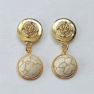 BRINCO FOLHEADO A OURO - BANHADO COM 5 MILÉSIMOS + VERNIZ DIAMOND - BRINCO DE PINO BASE REDONDA FLOR E PINGENTE EM PEDRA HOWLITA 16MM - OURO524