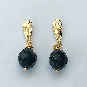 BRINCO FOLHEADO A OURO - BANHADO COM 5 MILÉSIMOS + VERNIZ DIAMOND - BRINCO DE PINO BASE GOTA E PINGENTE CRISTAL NEGRO 9MM - OURO525