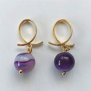 BRINCO FOLHEADO A OURO - BANHADO COM 5 MILÉSIMOS + VERNIZ DIAMOND - BRINCO DE PINO BASE VAZADA E PINGENTE PEDRA NATURAL ÁGATA ROCHA MESCLADA 10MM - OURO526