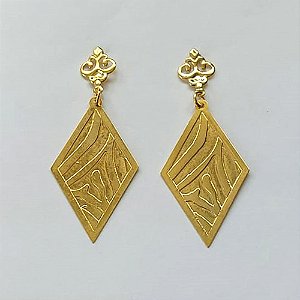 BRINCO FOLHEADO A OURO - BANHADO COM 5 MILÉSIMOS + VERNIZ DIAMOND - BRINCO DE PINO BASE VAZADA E PINGENTE GEOMÉTRICO 18X33MM - OURO531