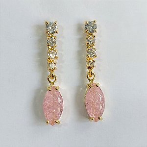 BRINCO FOLHEADO A OURO - BANHADO COM 5 MILÉSIMOS + VERNIZ DIAMOND - BRINCO DE PINO BASE COM ZIRCÔNIAS CRISTAIS E PINGENTE EM ZIRCÔNIA ROSA 8X15MM - OURO532