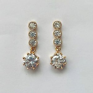 BRINCO FOLHEADO A OURO - BANHADO COM 5 MILÉSIMOS + VERNIZ DIAMOND - BRINCO DE PINO BASE COM ZIRCÔNIAS CRISTAIS E PINGENTE EM ZIRCÔNIA REDONDA 8MM - OURO535