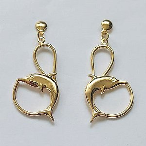 BRINCO FOLHEADO A OURO - BANHADO COM 5 MILÉSIMOS + VERNIZ DIAMOND - BRINCO DE PINO GOLFINHO VAZADO 16X27MM - OURO536