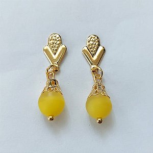 BRINCO FOLHEADO A OURO - BANHADO COM 5 MILÉSIMOS + VERNIZ DIAMOND - BRINCO DE PINO COM PINGENTE EM PORCELANA LEITOSA AMARELA 7MM - OURO539