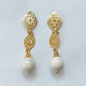 BRINCO FOLHEADO A OURO - BANHADO COM 5 MILÉSIMOS + VERNIZ DIAMOND - BRINCO DE PINO VAZADA E PINGENTE EM PEDRA NATURAL HOWLITA 10MM - OURO540