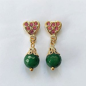 BRINCO FOLHEADO A OURO - BANHADO COM 5 MILÉSIMOS + VERNIZ DIAMOND - BRINCO DE PINO BASE CORAÇÃO CRAVEJADO EM MICROS ZIRCÔNIAS ROSAS E PINGENTE EM PEDRA NATURAL ÁGATA VERDE SEXTAVADA 8MM - OURO541