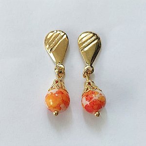 BRINCO FOLHEADO A OURO - BANHADO COM 5 MILÉSIMOS + VERNIZ DIAMOND - BRINCO DE PINO BASE GOTA E PINGENTE EM PEDRA NATURAL HOWLITA 8MM - OURO542