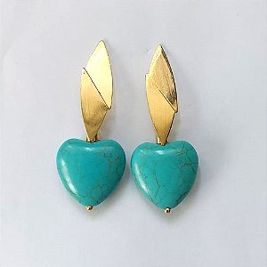 BRINCO FOLHEADO A OURO - BANHADO COM 5 MILÉSIMOS + VERNIZ DIAMOND - BRINCO DE PINO BASE COMPRIDA E PINGENTE EM PEDRA NATURAL HOWLITA TURQUESA CORAÇÃO 20MM - OURO543