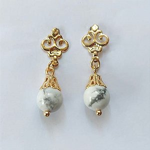 BRINCO FOLHEADO A OURO - BANHADO COM 5 MILÉSIMOS + VERNIZ DIAMOND - BRINCO DE PINO BASE VAZADA E PINGENTE EM PEDRA NATURAL HOWLITA 8MM - OURO544