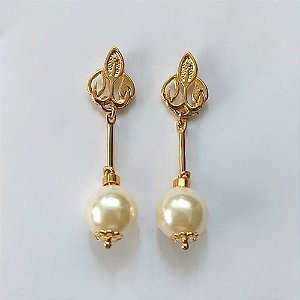 BRINCO FOLHEADO A OURO - BANHADO COM 5 MILÉSIMOS + VERNIZ DIAMOND - BRINCO DE PINO COM BASE VAZADA E PÉROLAS - OURO547