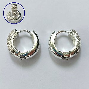 BRINCO FOLHEADO A PRATA COM 50 MILÉSIMOS + VERNIZ DIAMOND - BRINCO ARGOLA CRAVEJADO COM 3 FILEIRAS DE MICROS ZIRCÔNIAS 6X16MM - PRA623