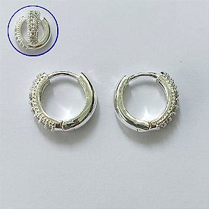 BRINCO FOLHEADO A PRATA COM 50 MILÉSIMOS + VERNIZ DIAMOND - BRINCO ARGOLA CRAVEJADO COM 2 FILEIRAS DE MICROS ZIRCÔNIAS 5X15MM - PRA624