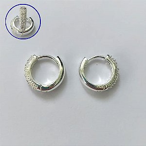 BRINCO FOLHEADO A PRATA COM 50 MILÉSIMOS + VERNIZ DIAMOND - BRINCO ARGOLA CRAVEJADO COM 1 FILEIRA DE MICROS ZIRCÔNIAS 3X11MM - PRA625