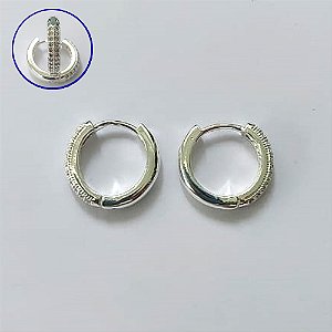 BRINCO FOLHEADO A PRATA COM 50 MILÉSIMOS + VERNIZ DIAMOND - BRINCO ARGOLA CRAVEJADO COM 2 FILEIRAS DE MICROS ZIRCÔNIAS 3X16MM - PRA626