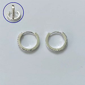 BRINCO FOLHEADO A PRATA COM 50 MILÉSIMOS + VERNIZ DIAMOND - BRINCO ARGOLA CRAVEJADO COM 1 FILEIRA DE MICROS ZIRCÔNIAS 2X16MM - PRA629