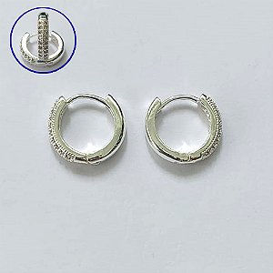 BRINCO FOLHEADO A PRATA COM 50 MILÉSIMOS + VERNIZ DIAMOND - BRINCO ARGOLA CRAVEJADO COM 2 FILEIRAS DE MICROS ZIRCÔNIAS 2X14MM - PRA630