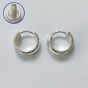 BRINCO FOLHEADO A PRATA COM 50 MILÉSIMOS + VERNIZ DIAMOND - BRINCO ARGOLA CRAVEJADO COM 3 FILEIRAS DE MICROS ZIRCÔNIAS 5X15MM - PRA631