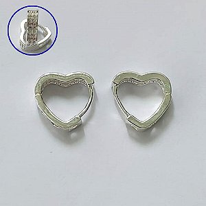 BRINCO FOLHEADO A PRATA COM 50 MILÉSIMOS + VERNIZ DIAMOND - BRINCO ARGOLA CORAÇÃO CRAVEJADO COM 2 FILEIRAS DE MICROS ZIRCÔNIAS 4X14MM - PRA633