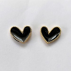 BRINCO FOLHEADO A OURO - BANHADO COM 5 MILÉSIMOS + VERNIZ DIAMOND - (BRJ4457) BRINCO DE PINO CORAÇÃO PRETO 8MM - OURO558