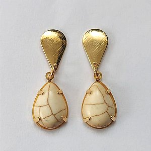 BRINCO FOLHEADO A OURO - BANHADO COM 5 MILÉSIMOS + VERNIZ DIAMOND - BRINCO DE PINO BASE GOTA E PINGENTE EM PEDRA HOWLITA 10X12MM - OURO580