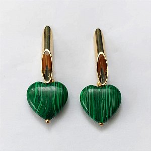 BRINCO FOLHEADO A OURO - BANHADO COM 5 MILÉSIMOS + VERNIZ DIAMOND - BRINCO DE PINO COMPRIDA E PINGENTE EM PEDRA NATURAL MALAQUITA CORAÇÃO 10MM - OURO582